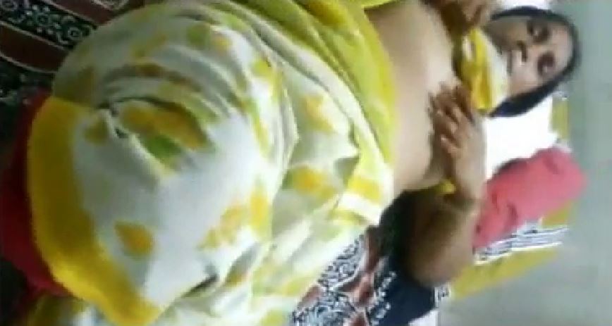 மதுரை ஆண்ட்டி பாவாடையை தூக்கி மேட்டர் போடுகிறான்