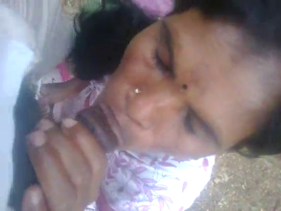 முள்புதரின் நடுவில் ஆண்டி மதிமறந்து ஊம்புகிறாள்
