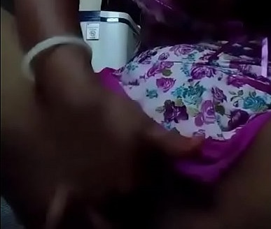 புண்டையில் விறல் போட்டு தண்ணி வரவைக்கிறாள்