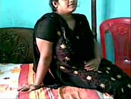 மனைவியுடன் ஊரிலிருந்த வந்த புருஷன் சிலுமிஷம்