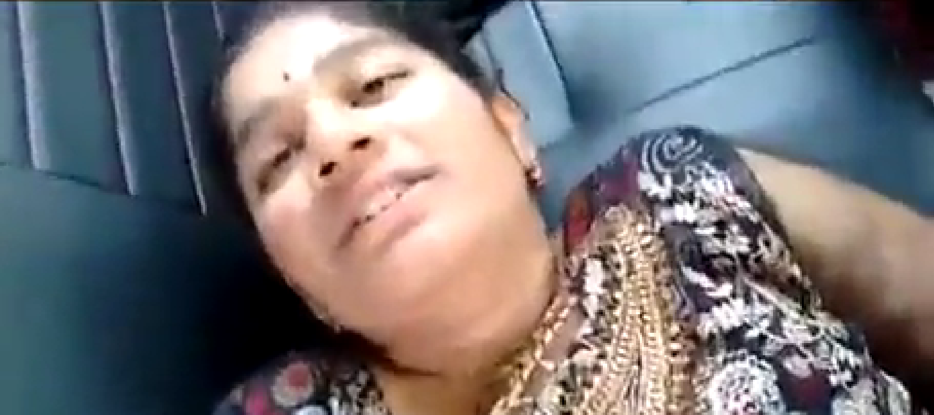 கார் வெளியில் ஊம்பி உள்ளே படுத்து செக்ஸ்