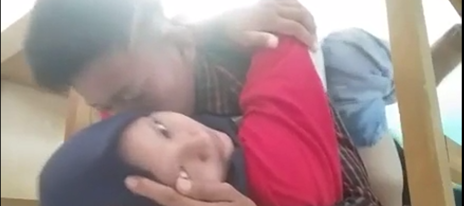 காலேஜ் வகுப்பு அறை பெஞ்ச் கீழே செக்ஸ்