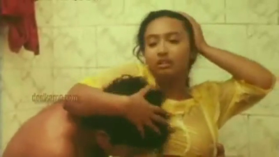 மல்லு நடிகைக்கு  பாத்ரூமில் முலை முத்தம்