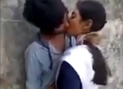 திங்கள்கிழமை காலை கல்லுரி ஜோடி முத்தக்காட்சி