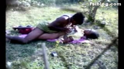 வேலைக்காரனுக்கு கூதி விரிச்ச கிராமத்து பெண்