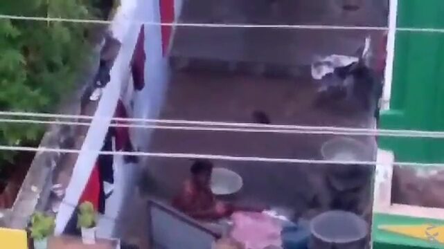 போனில் ஜூம் செய்து குளிப்பதை படம் எடுத்தேன்