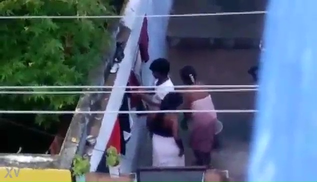 குளிக்கப்போகும் அக்காவுடன் தம்பி இருக்கிறான்