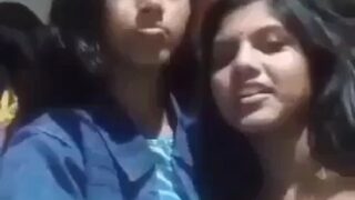 லெஸ்பியன் கேர்ள்ஸ் டிரஸ் மாற்றும்போது விறல் போடுகிறார்கள்