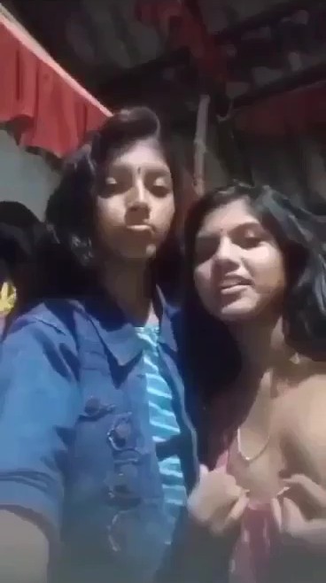 லெஸ்பியன் கேர்ள்ஸ் டிரஸ் மாற்றும்போது விறல் போடுகிறார்கள்