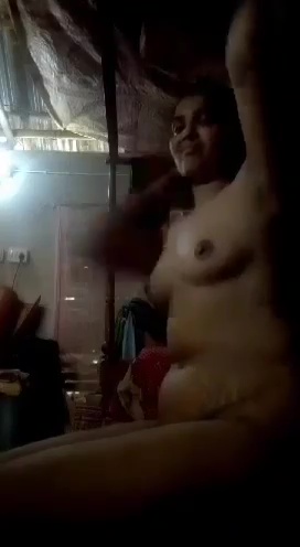 கிராமத்து பெண் அம்மணமாக முலை பிசைகிறாள்