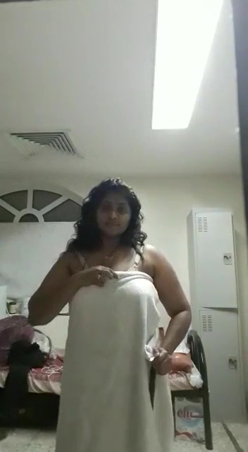 நடிகை டவல் கழட்டி முலை புண்டை காட்டுகிறாள்